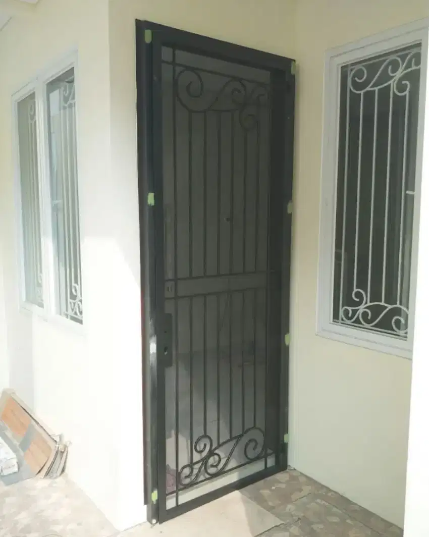 Pintu dobel besi model ukir LM03