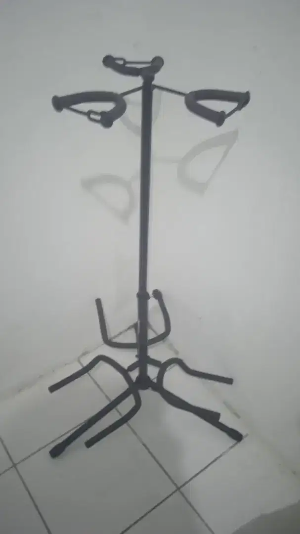 Stand gitar untuk 3 unit