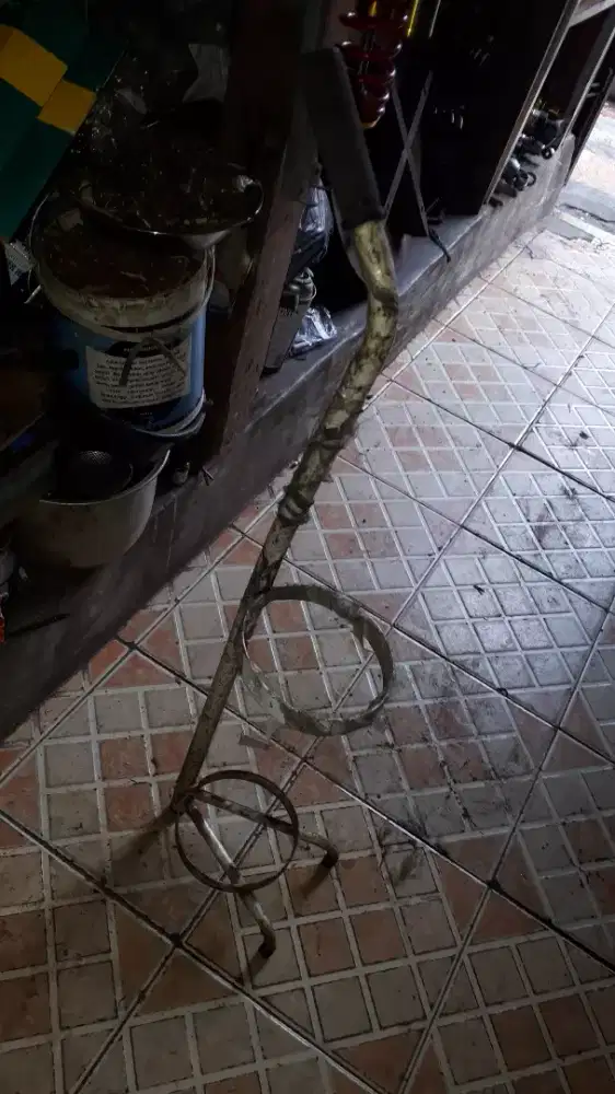 Se,bh stand khusus tbg oxigen utk org yg sdg dlm perawatan ber jln nih