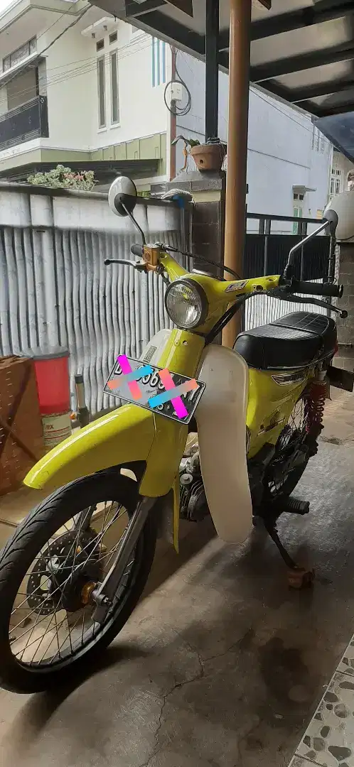 Honda C70 kuning