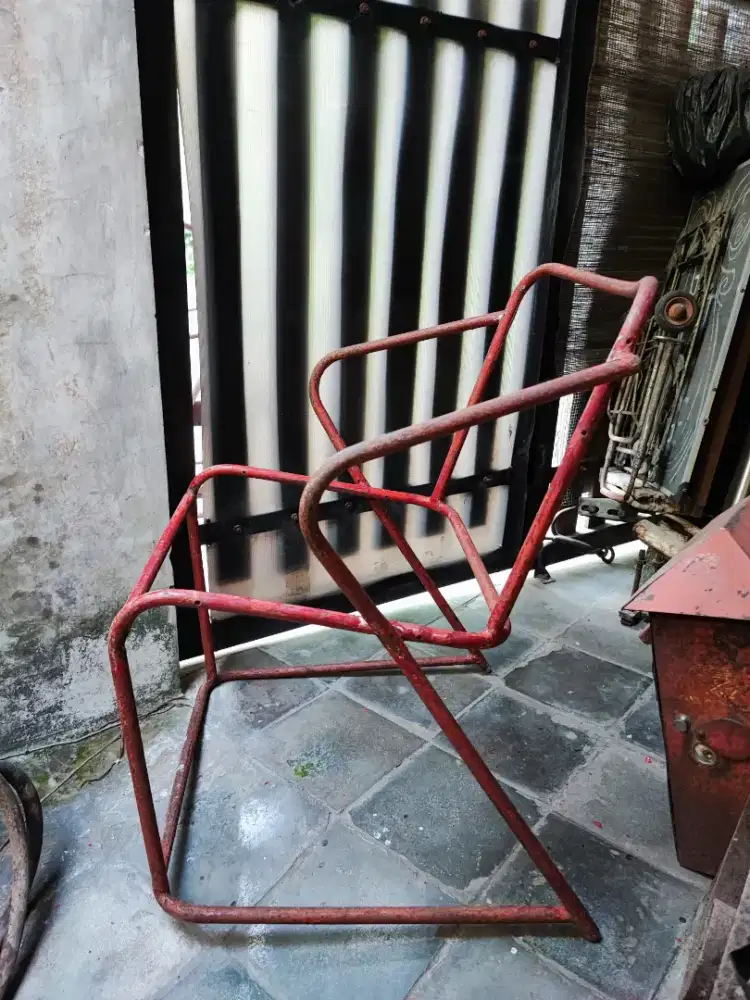 Rangka Kursi Santai Vintage Pipa Besi Jadul
