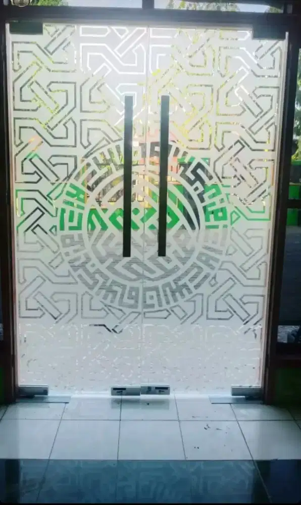 Kaca motif sandblasting
