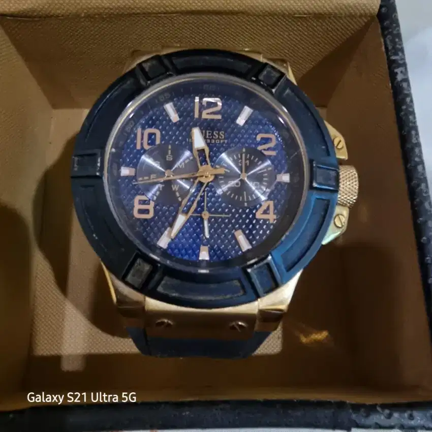 Guess W0247G3 - Jam Tangan Pria - Rosegold - Blue
Rubber Strap