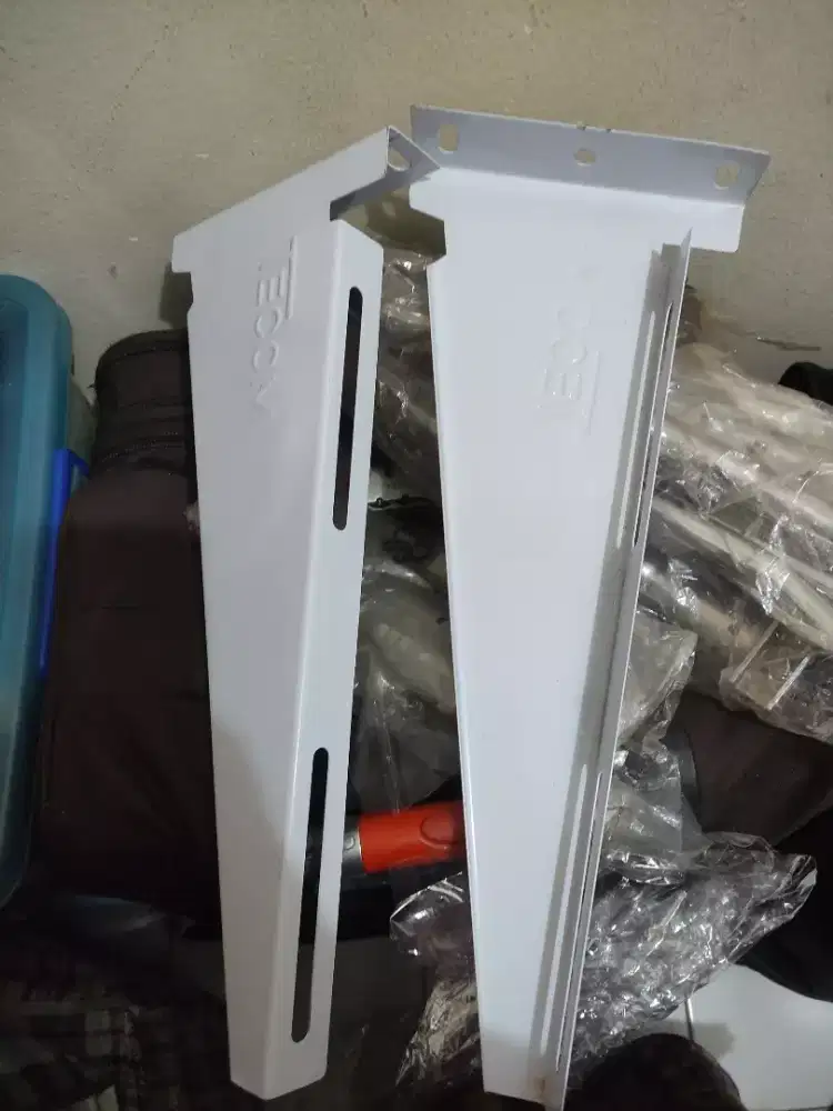 Besi penyangga barang