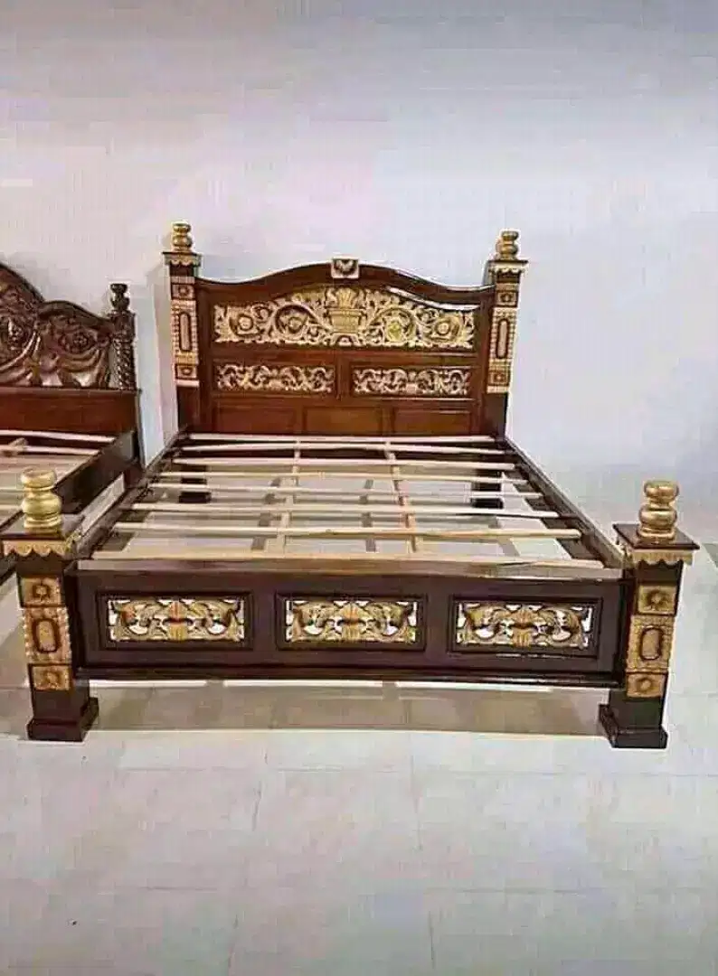 Dipan tempat tidur mewah