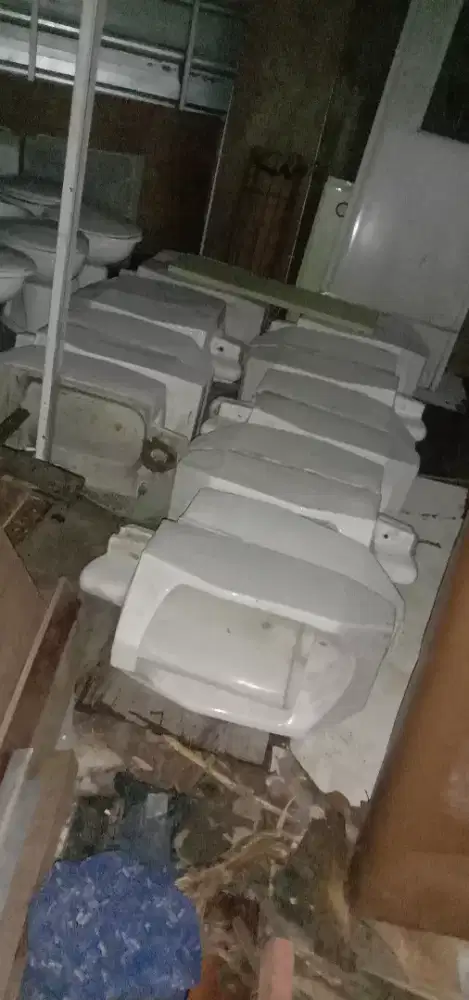 Wastafel kencing tempat kencing bekas