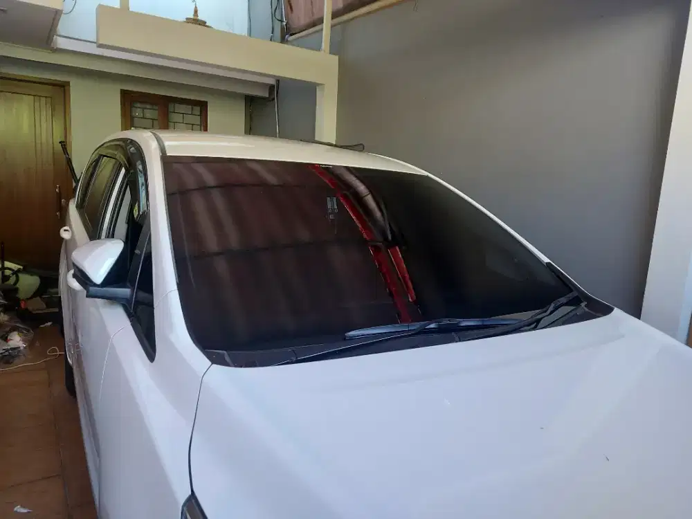 kaca film mobil warna hitam atau silver KTT