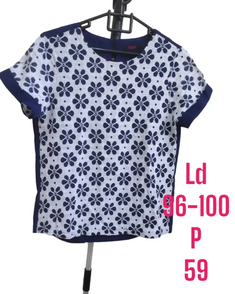 Blouse cantik biru dongker.