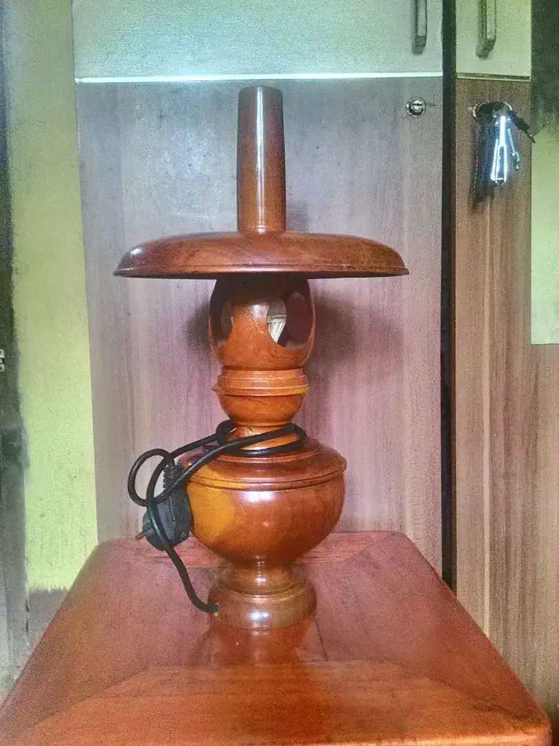 Lampu meja dari kayu jati