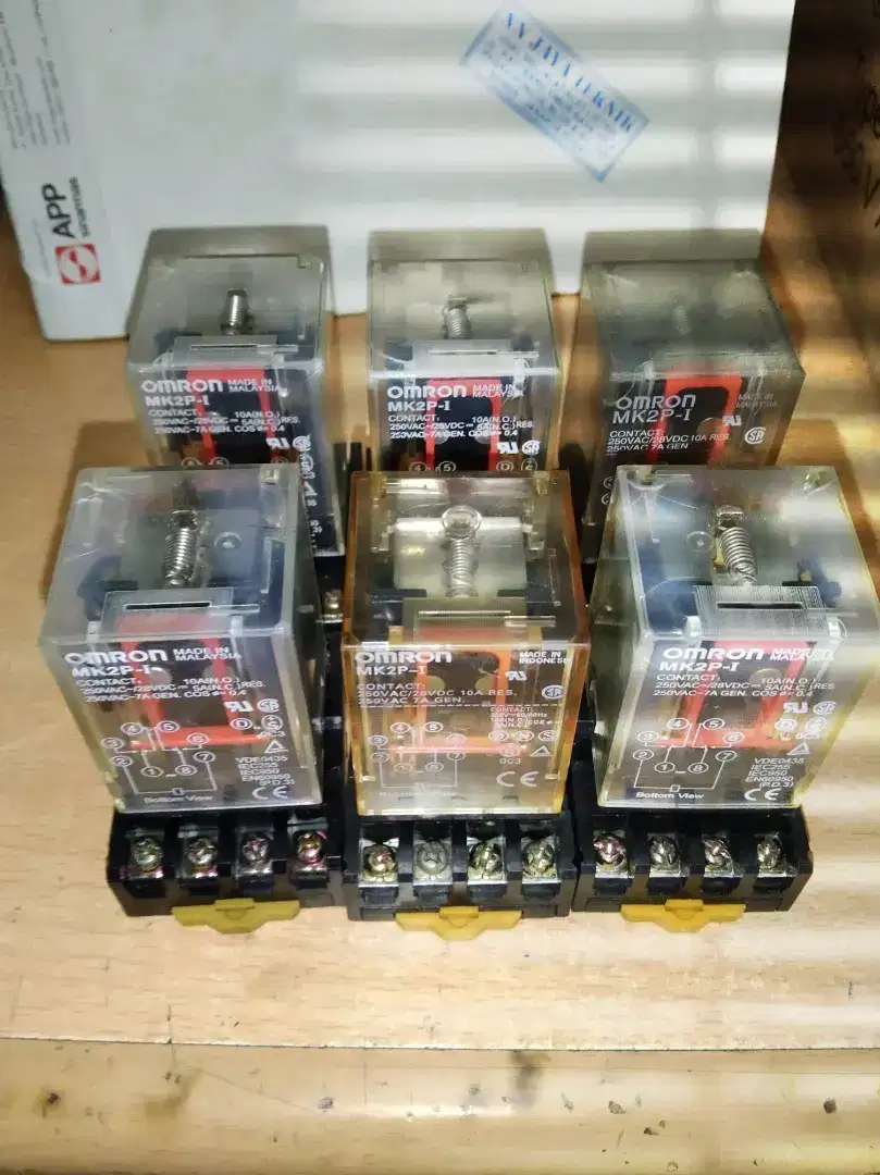 Relay Omron type MK2P soket kaki 8 220V
