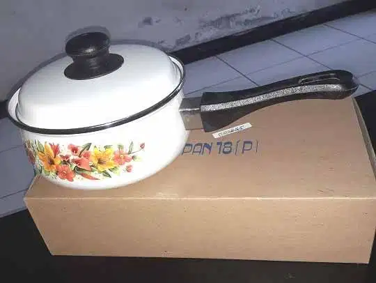 Panci serba guna 18 cm enamel / Sauce Pot dengan Tutup