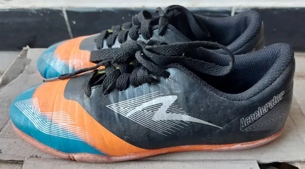 SEPATU FUTSAL SPECS