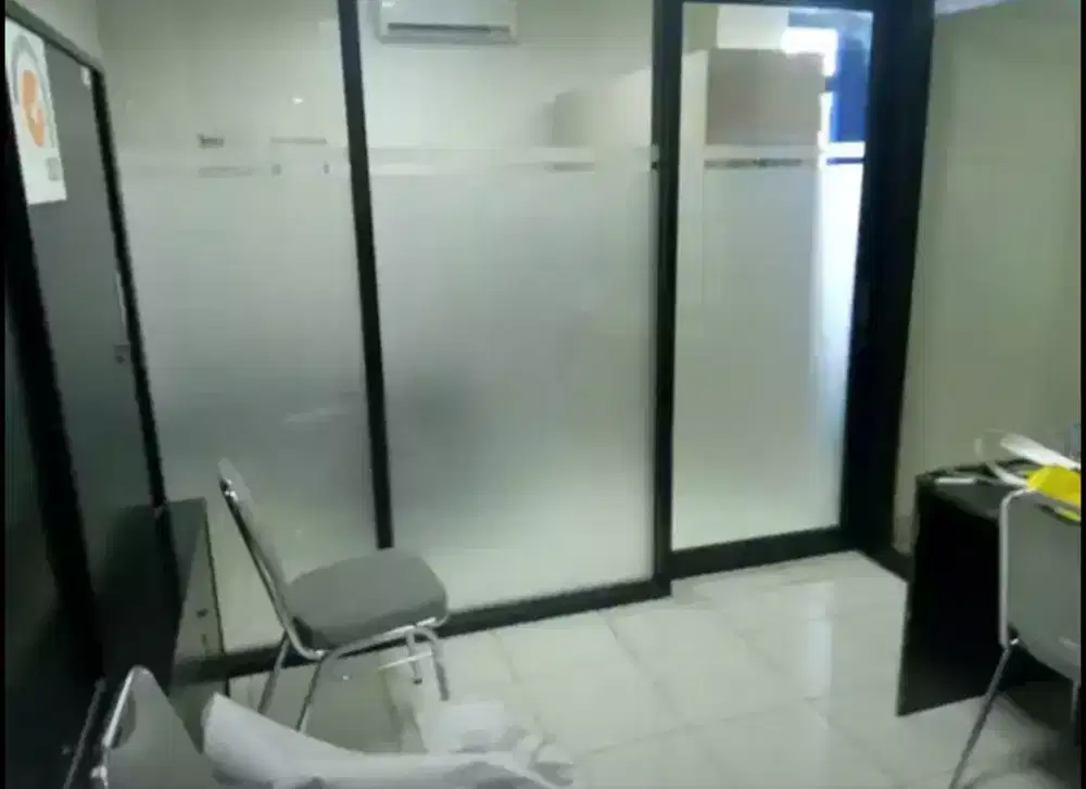 Stiker sanblas dan kaca film diruangkantor menambah kesan ekslusif