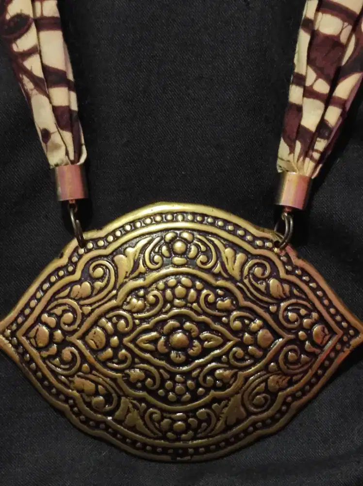 Kalung Etnik logam dan batik