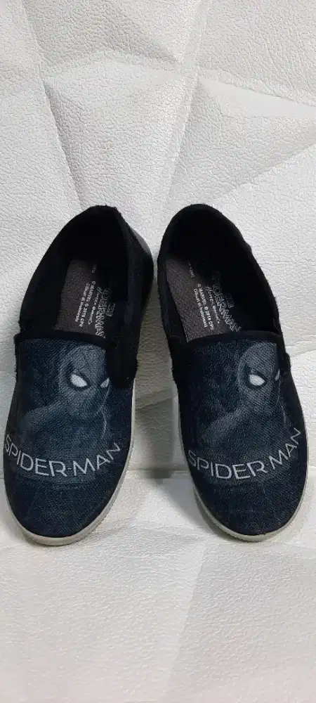 Sepatu kets anak laki laki