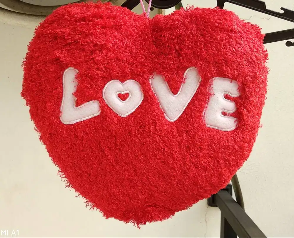 Bantal Love Merah