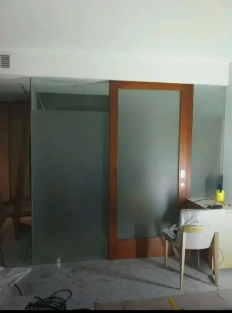 Sanblas dan kaca film mengurangi masuknya sinar matahari hingga 60%