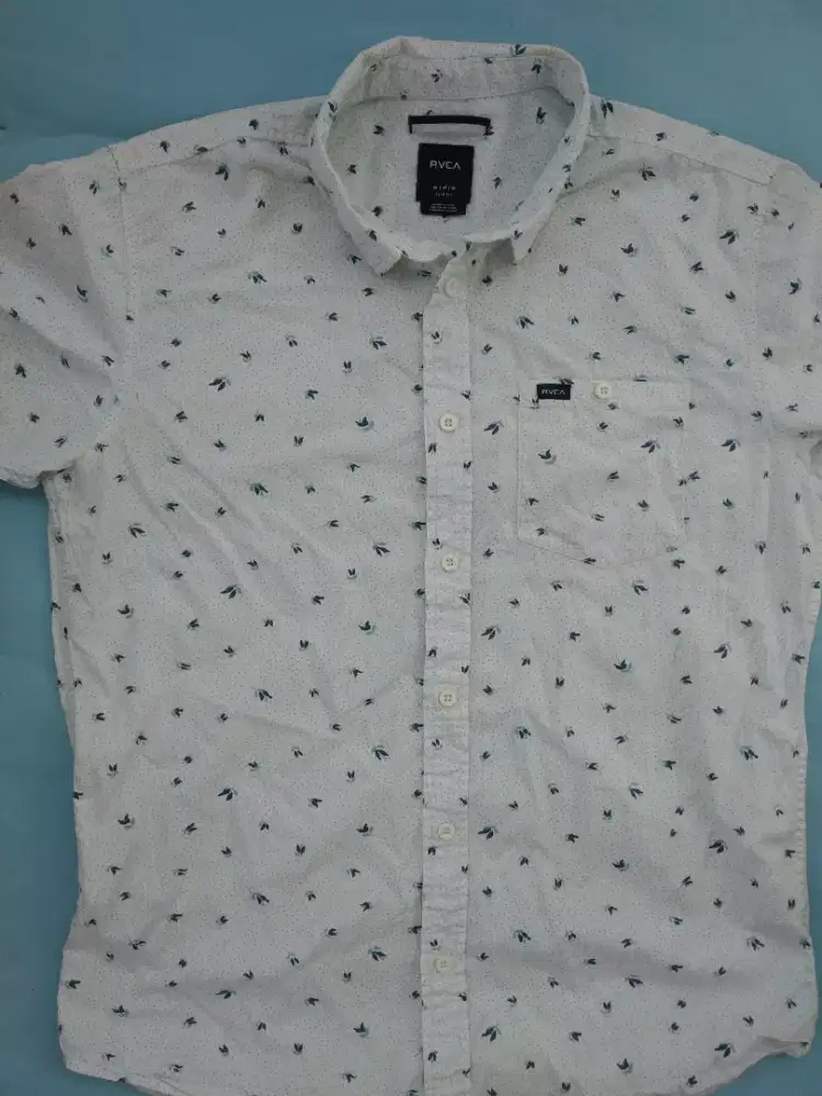 Kemeja RVCA size M fit L (L 54 cm dan P 70 cm)