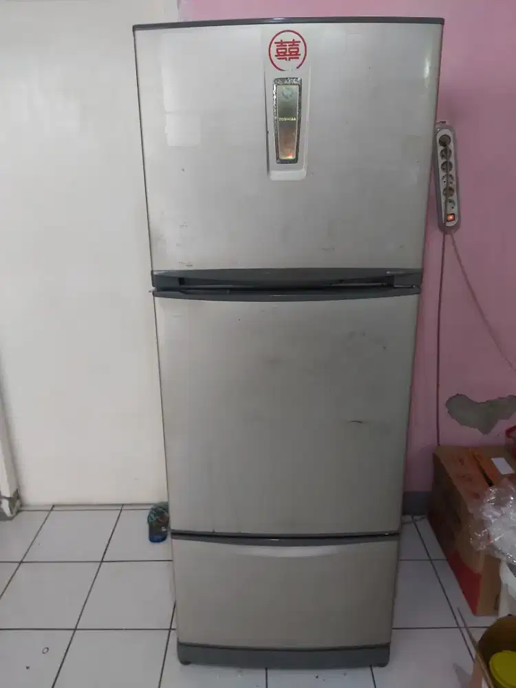 Kulkas toshiba 3 pintu