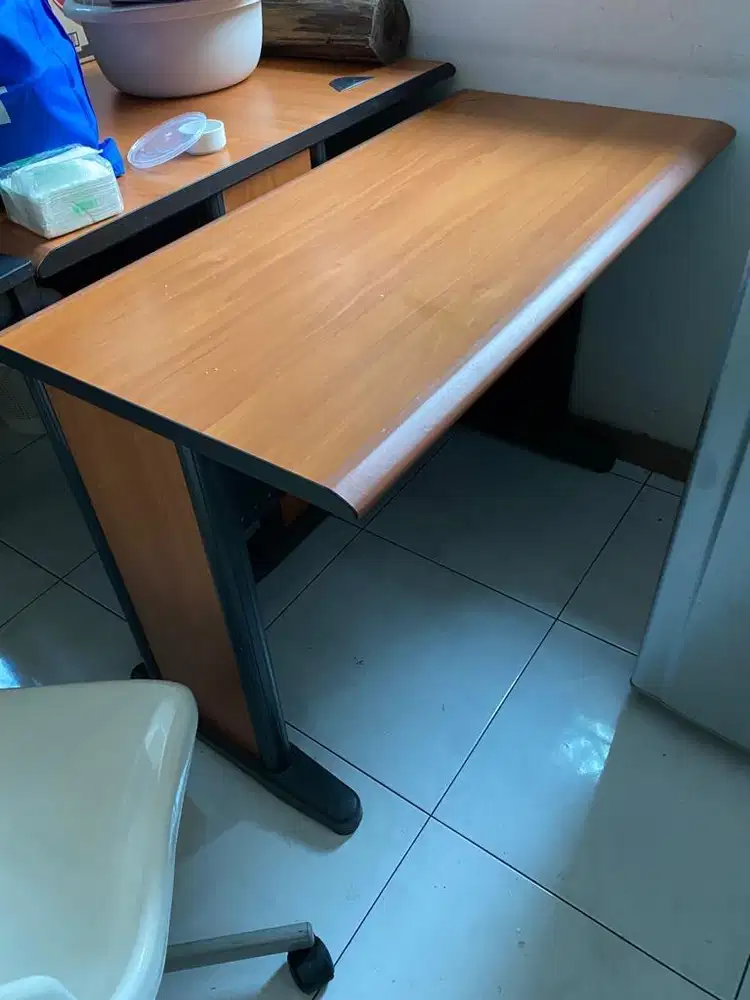 Meja samping kantor