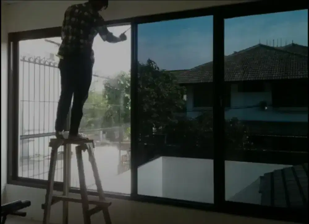 Pemasangan kaca film sticker sunblast wallpaper dinding murah