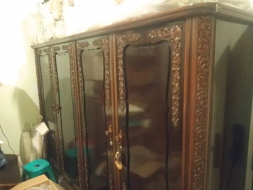 Lemari Ukir Antik Kayu Jati