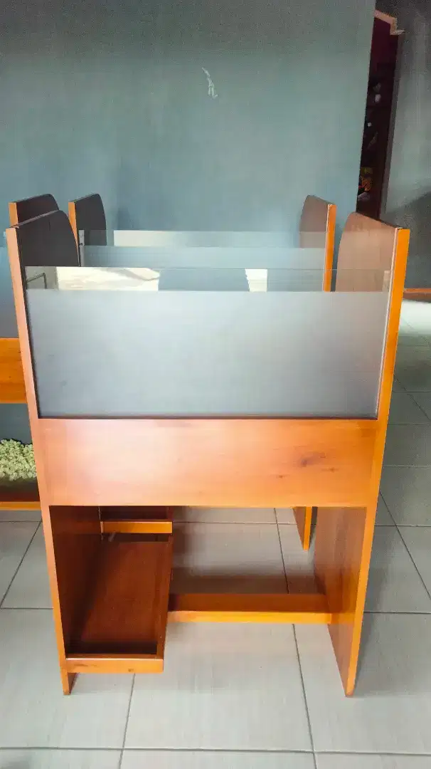 Meja kursi komputer