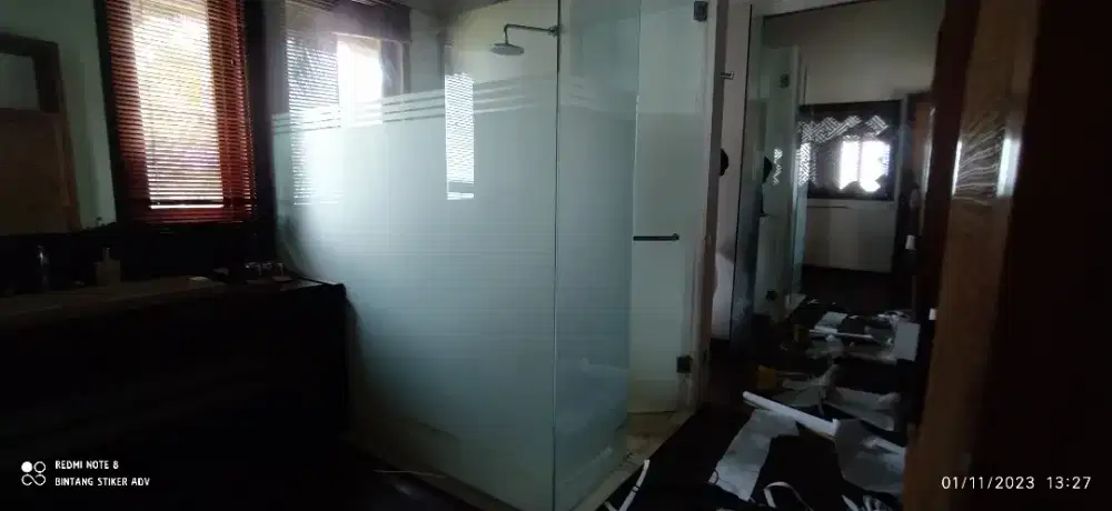 Yukyuk batasi kaca dapur dgn sticker sunblas cantik