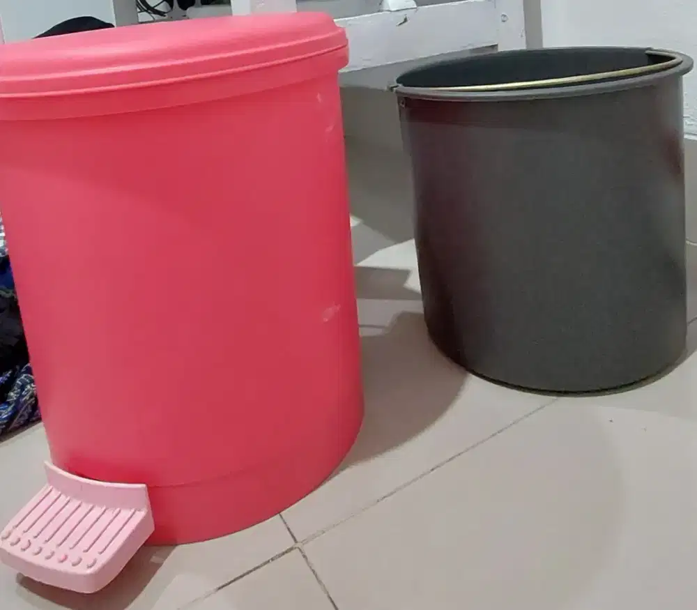 Tempat sampah claris