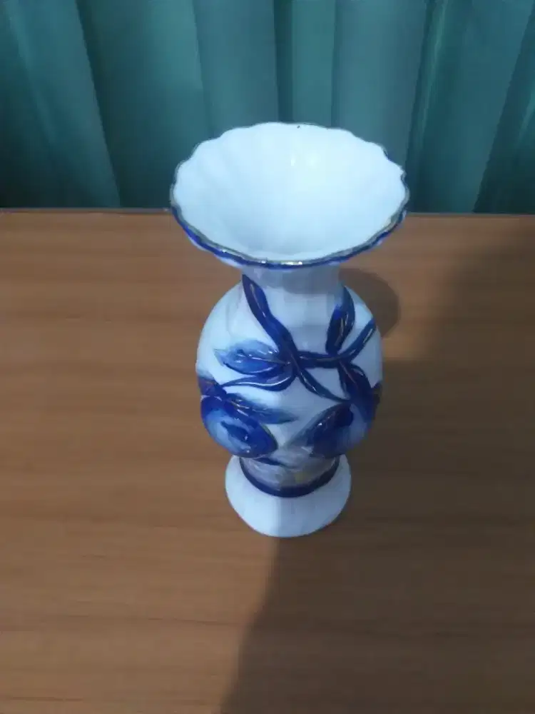 Vas putih biru mulus