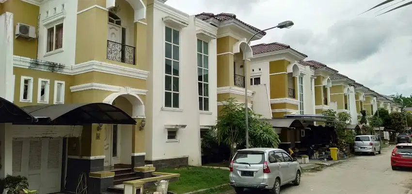 Rumah mewah dijual murah banting harga.