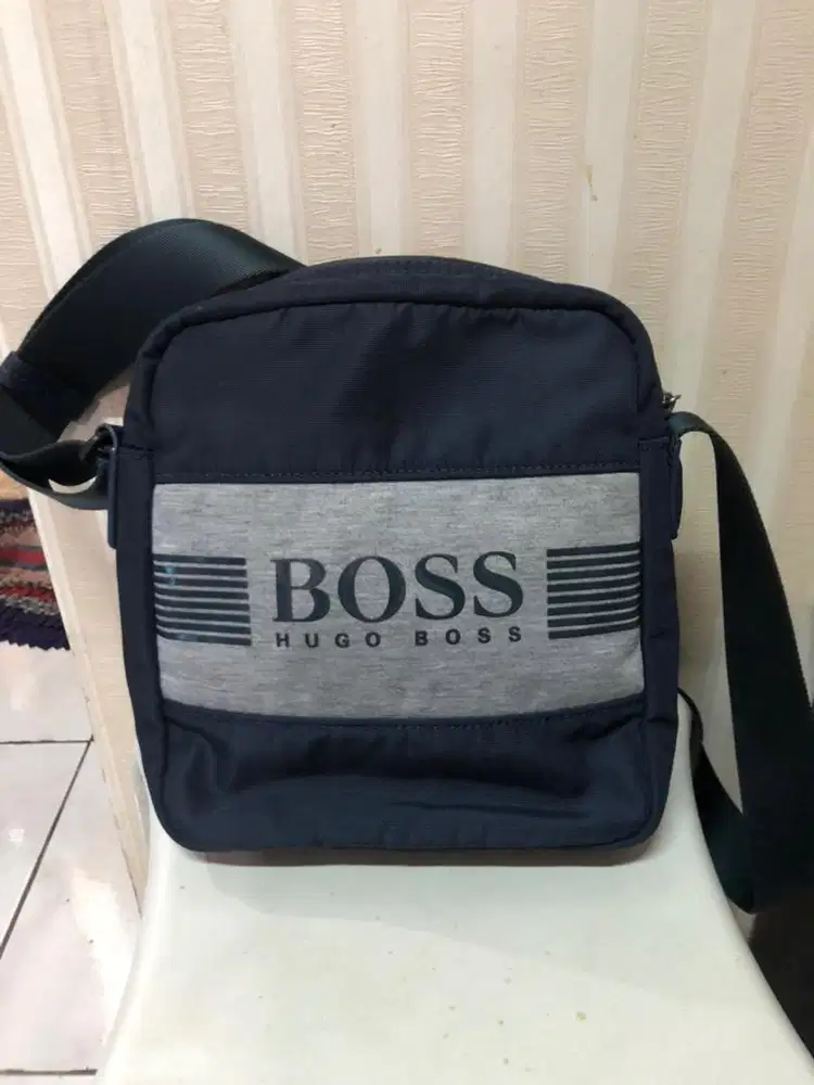 Tas slempang Hugo Boss ori like new bahan nylon tebal 24x22 cms