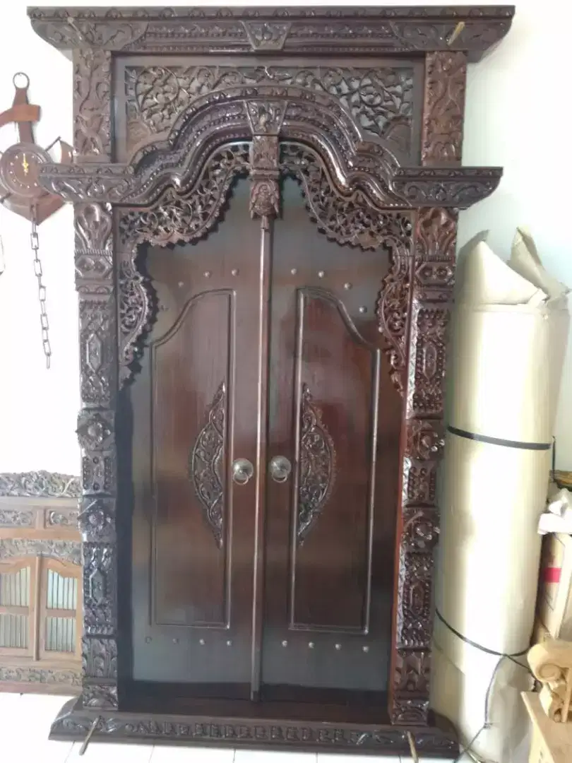 Gebyok ukir pintu rumah