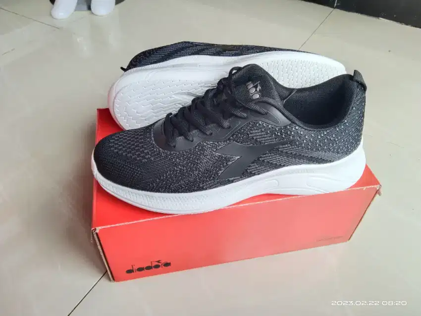 Diadora fana hitam