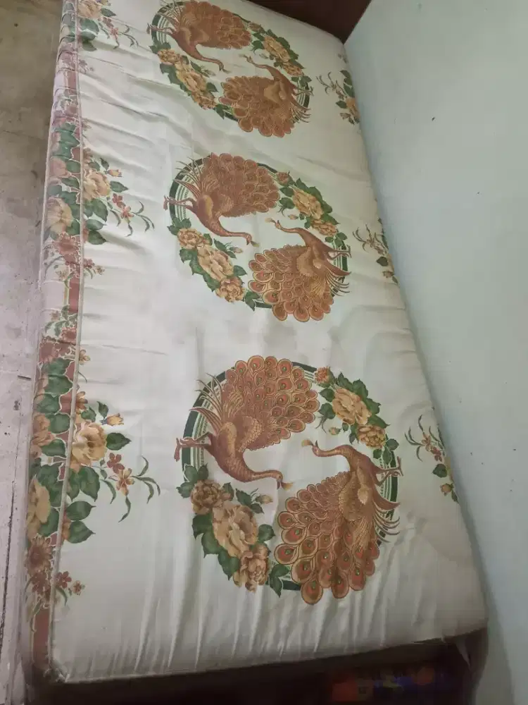 Tempat tidur single dengan 2 kasur busa