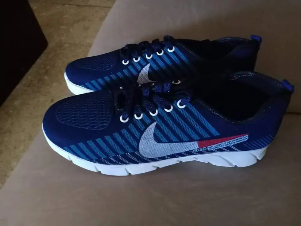 Sepatu kets pria Nike