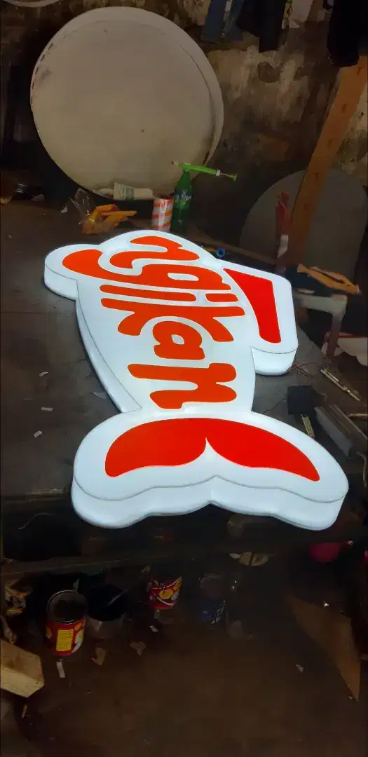 Neon box. Letter timbul. Papan nama. Baliho. Running teks
