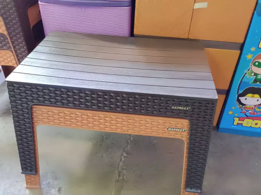 MEJA PLASTIK NAPOLLY COKELAT TUA DAN COKELAT MUDA