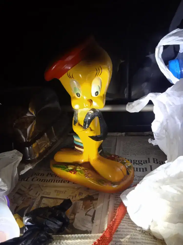 Patung Tweety warna kuning