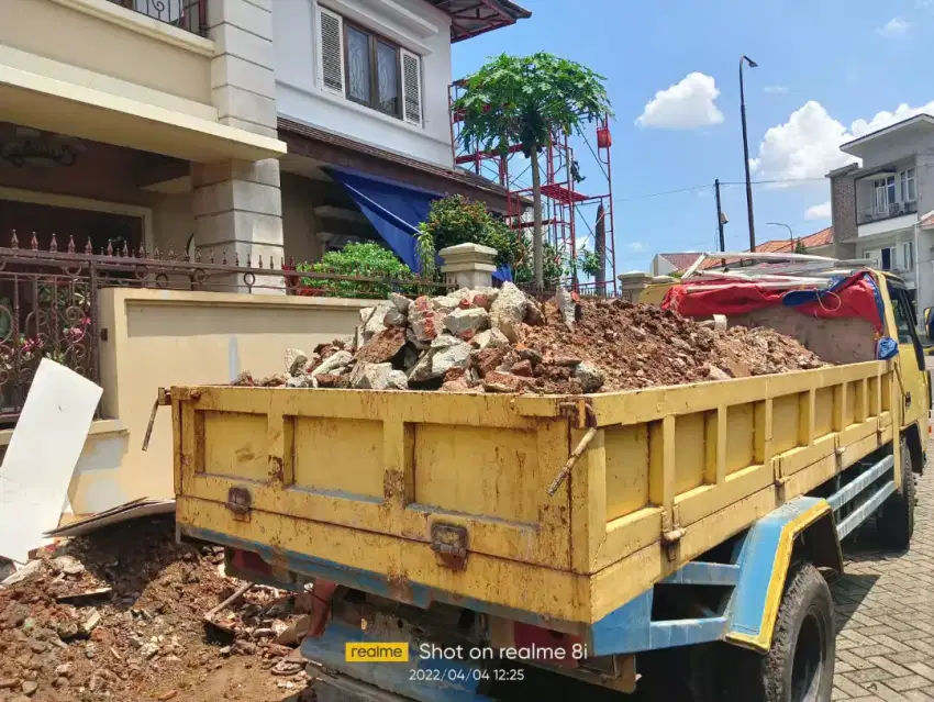 Buang puing sampah gali kolam renang puing tanah merah pengurugan