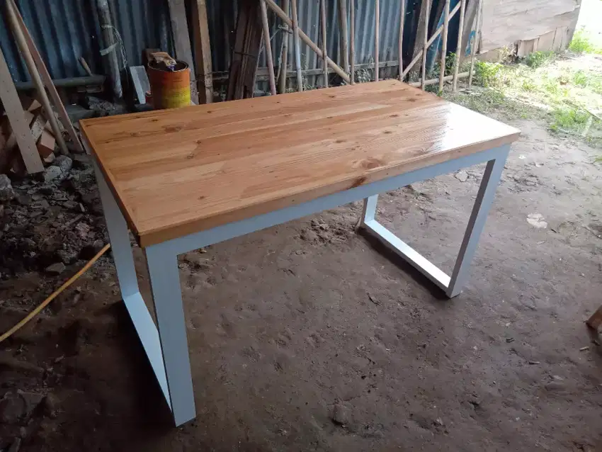 Meja komputer minimalis
