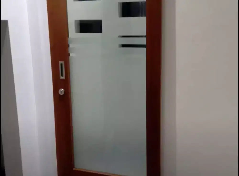 Kontruksi berkaca pasang stiker sanblas dan kaca film