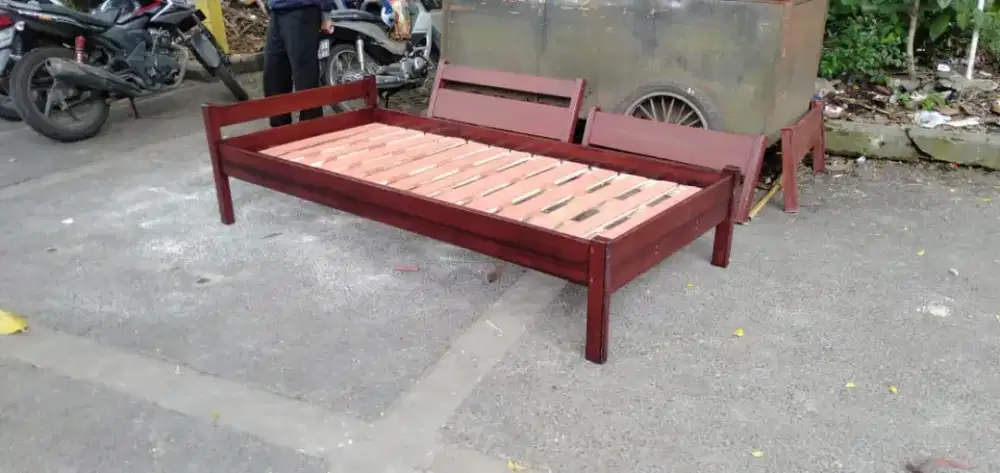 Dipan tempat tidur kayu