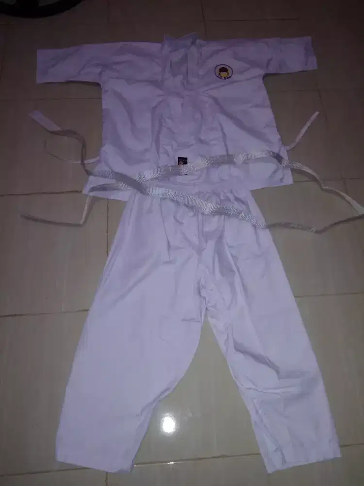Dijual 1 steel baju karate kondisi msh bagus (bersih)jarang dipakai