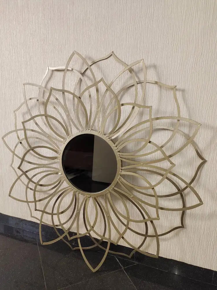 Ornament Dinding Cermin Bulat Modern Elegan Motif Matahari (A-73)