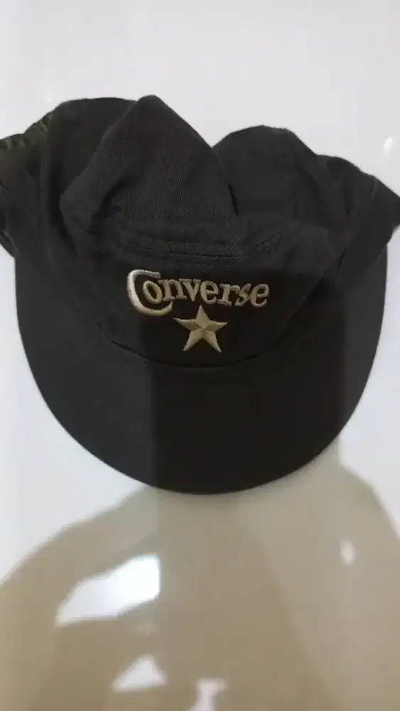 Topi Convers dan Decathlon