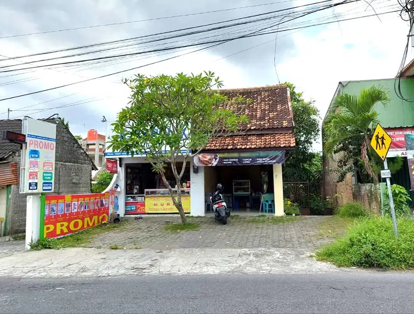 Rumah dan Ruang Usaha Halaman Luas di Jalan Raya Tajem