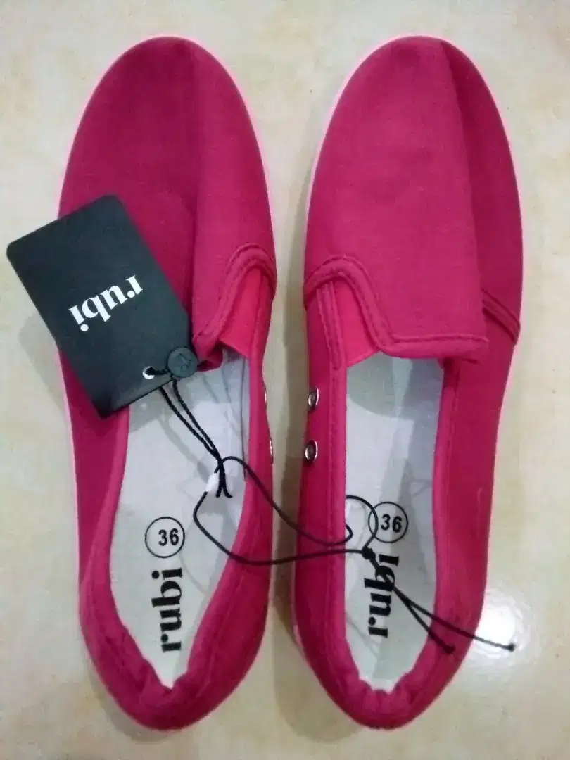 Sepatu kain merah maron size 36