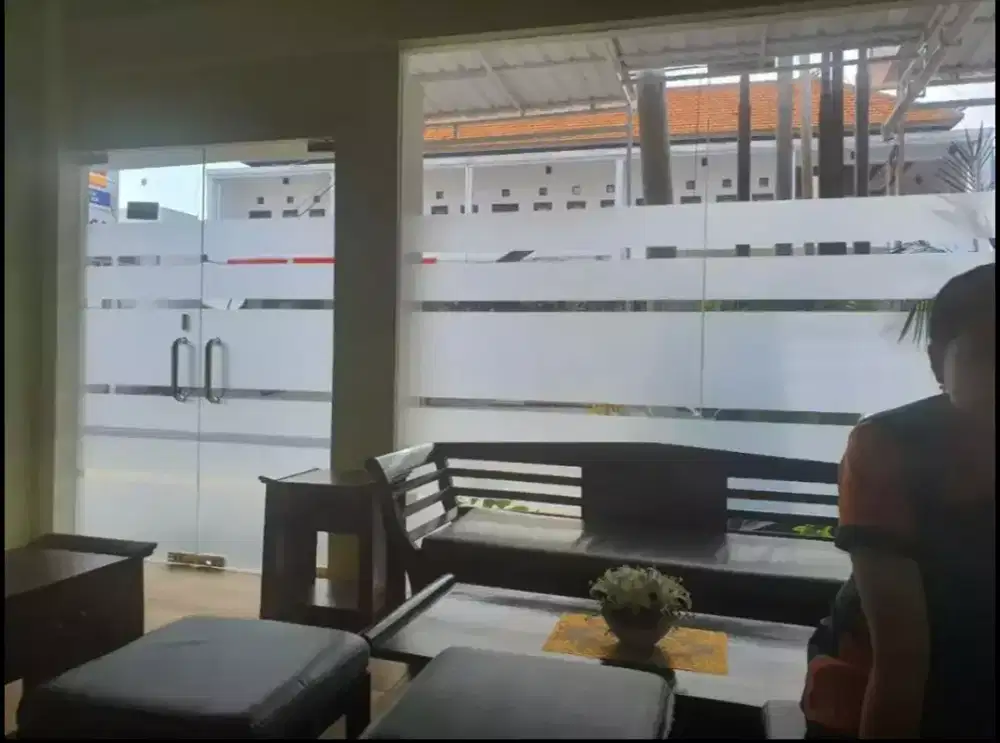 Kamar tidur akan cantik dengan stiker sanblas dan kaca film