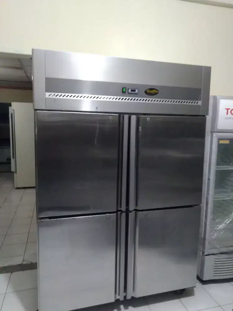 Upright chiller